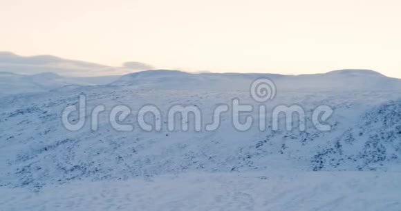 北极冻土带的空中镜头令人惊叹的北极冻土带广阔荒凉的空中镜头4K红色史诗视频的预览图