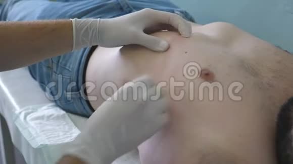 医生在医院手术前检查病人的身体医务处检查肋骨关门视频的预览图