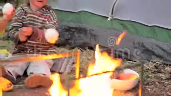 男孩和女孩在火上炒了一只视频的预览图