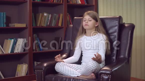 女孩在室内做有趣的瑜伽视频的预览图