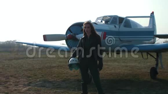 女飞行员靠近飞机视频的预览图