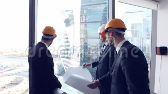 建筑师团队看摩天大楼视频的预览图