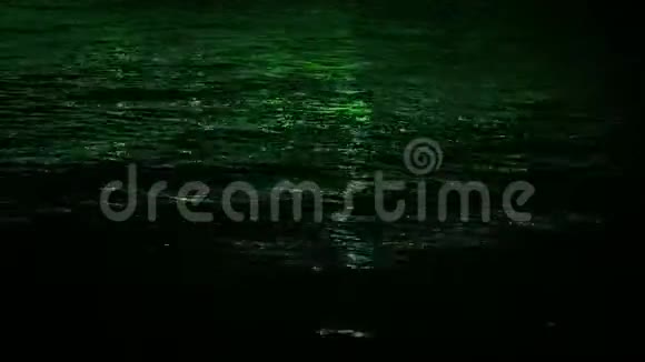背景的绿光水闪闪视频的预览图