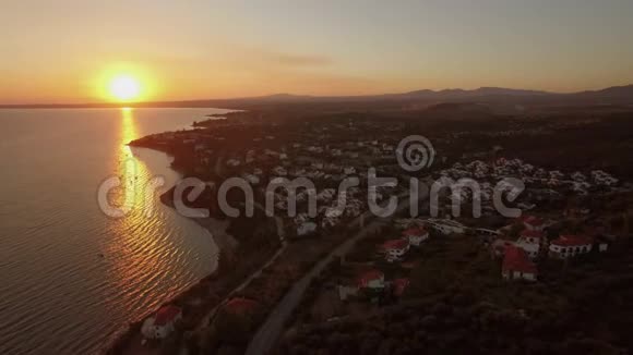 海滨度假小镇的空中景观海岸线上有别墅希腊视频的预览图
