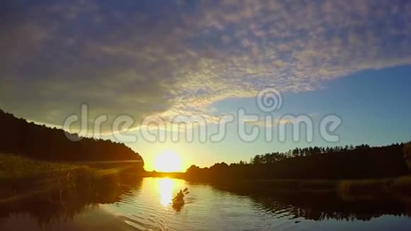 日落时宽阔美丽的河流游客划船慢动作视频的预览图
