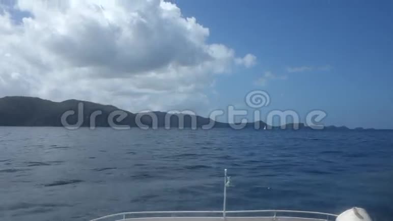 一艘快速渡轮在贝基亚海峡巡航视频的预览图