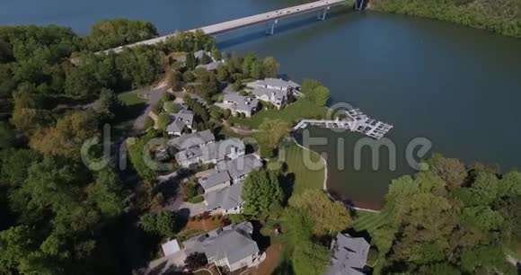 美国郊区的空中射击美国诺克斯维尔市郊区带码头的水上房屋视频的预览图