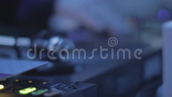 DJ混合唱片播放音乐手抓乙烯基盘视频的预览图
