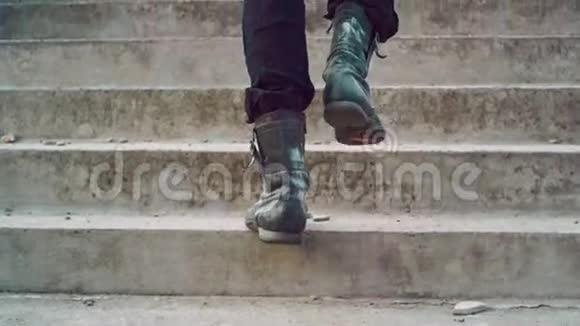 男腿上楼梯男人的腿上楼男人爬楼梯视频的预览图