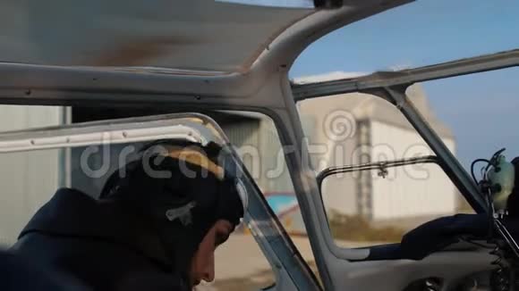 女飞行员靠近飞机视频的预览图