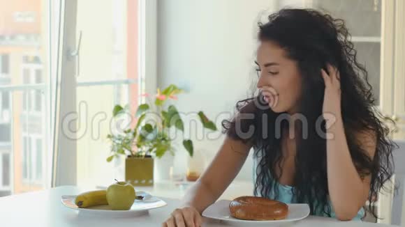 女人选择健康的食物视频的预览图