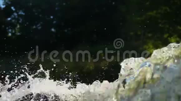 湍急的水流在空气中飞溅春天视频的预览图
