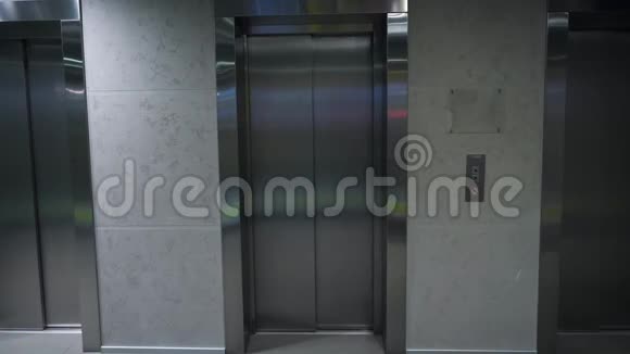 建筑中的现代电梯办公楼电梯底层封闭电梯门视频的预览图