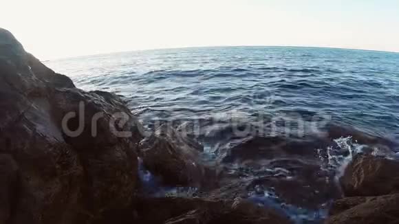 岩石海岸和海浪拍打岩石视频的预览图