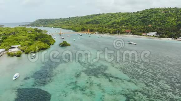 努沙伦本干岛上伦本干村的海岸印度尼西亚视频的预览图