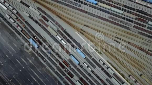 4火车车厢在铁轨上视频的预览图