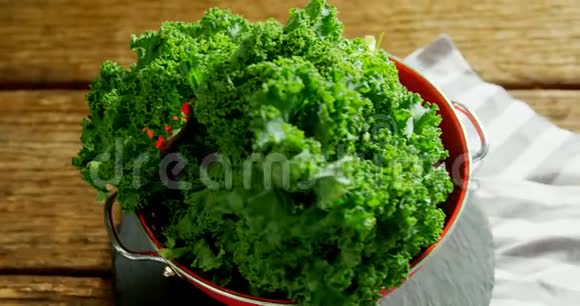 4k平底锅中的绿叶蔬菜视频的预览图