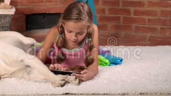 小女孩在平板电脑上玩视频的预览图