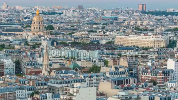 巴黎屋顶上的空中全景白天到晚上视频的预览图
