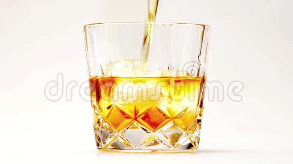 用优雅的玻璃杯一遍又一遍地喝威士忌视频的预览图