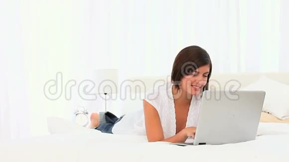 布鲁内特喜欢在她的笔记本电脑上聊天视频的预览图