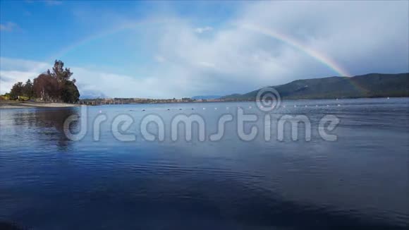 新西兰TeAnau湖彩虹视频的预览图