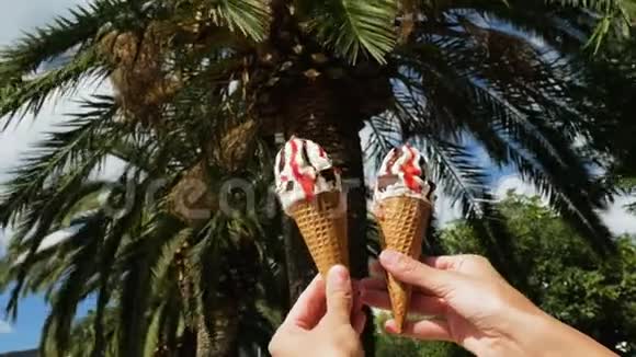一只手拿着两个冰淇淋的女孩视频的预览图