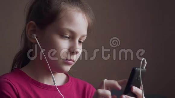 女孩听音乐从耳朵和感觉节奏视频的预览图