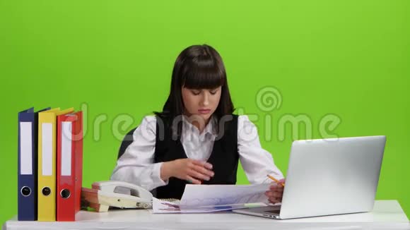 在工作场所的女孩开始头疼绿色屏幕视频的预览图