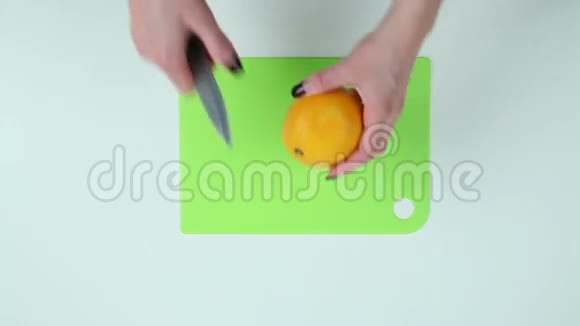 清洁桌面上的橘皮视频的预览图