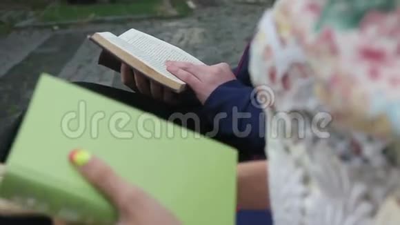 一对夫妇在长凳上看书视频的预览图
