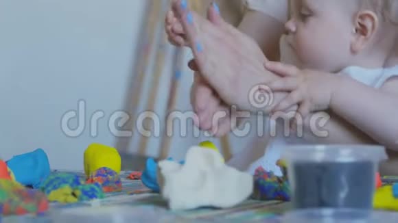 一位年轻的母亲教她的女儿用塑料雕刻雕像视频的预览图