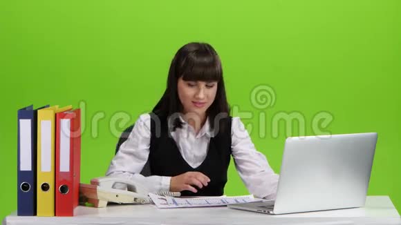 女人很高兴工作电话很高兴绿色屏幕视频的预览图