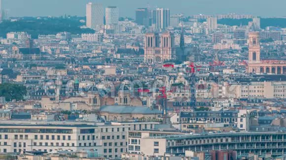 巴黎屋顶上的空中全景白天到晚上视频的预览图