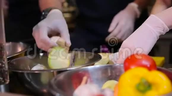 厨师把蔬菜放在碗里视频的预览图