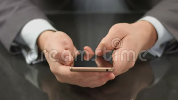 老板使用昂贵的智能手机拇指触摸屏幕特写视频的预览图