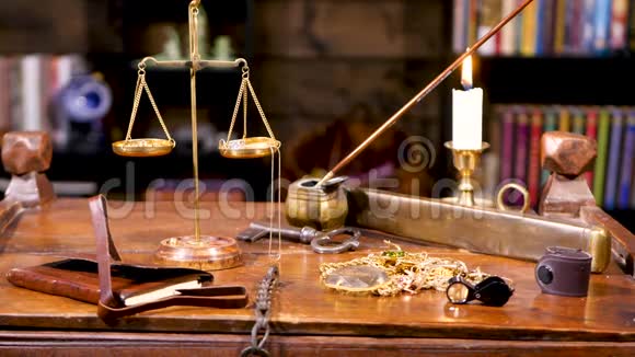 桌子上的绳子铁链和宝石在重量附近视频的预览图