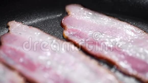 一块块美味的培根在热锅上油炸热煮脂肪烹饪肉类与肉一起吃饭早餐培根猪肉视频的预览图