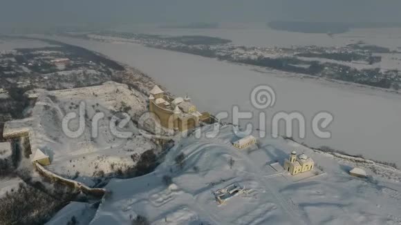 鸟瞰霍廷城堡乌克兰西部欧洲冬季景观视频的预览图