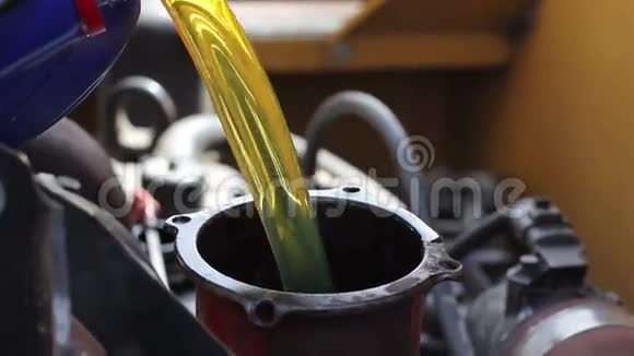 蓝色的油会倒入油填料中视频的预览图