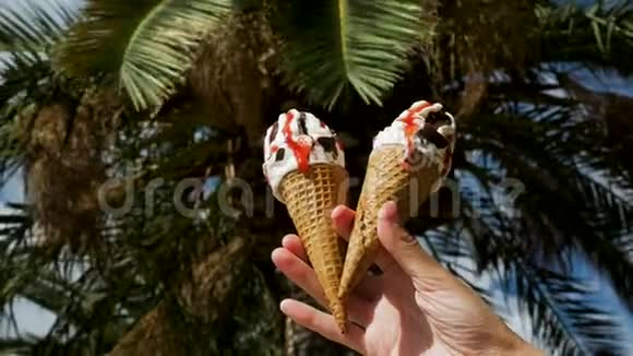 一只手拿着两个冰淇淋的女孩视频的预览图