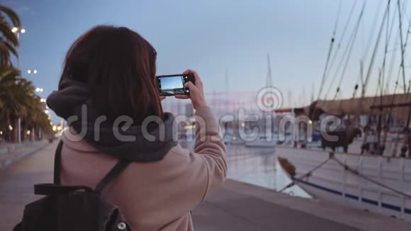 清晨在港口的孤独女孩视频的预览图