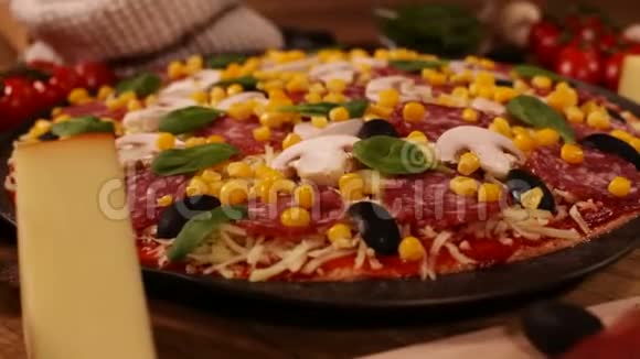 自制美味的披萨在圆锅与配料在旁边特写视频的预览图