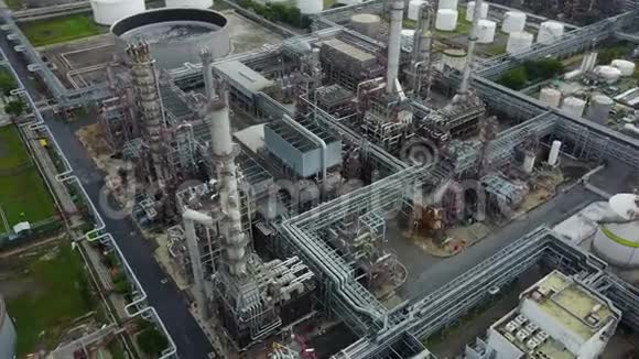 4炼油厂油罐周围的鸟瞰图视频的预览图