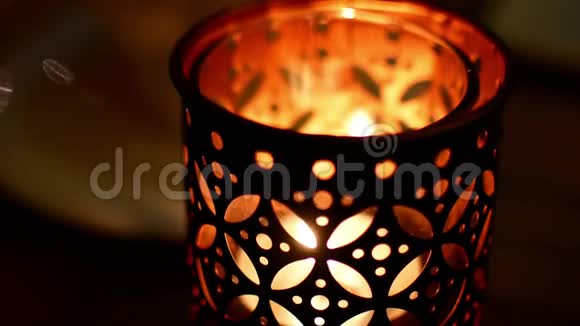 燃着蜡烛的灯浪漫或悲伤的心情视频的预览图