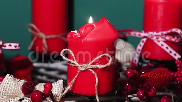 现代圣诞花环木质表面有四支红色蜡烛绿色背景视频的预览图