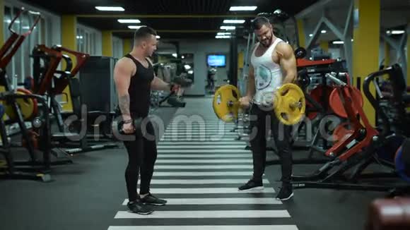 两个人在健身房锻炼视频的预览图