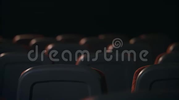 在电影院里空着舒适的座位带空扶手椅的剧院大厅视频的预览图