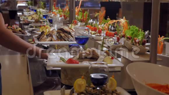 豪华餐厅的自助餐有鱼小吃和蔬菜庆典理念美食视频的预览图