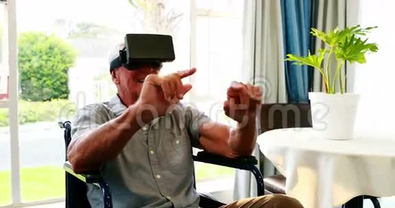 老年人戴虚拟眼镜的肖像视频的预览图